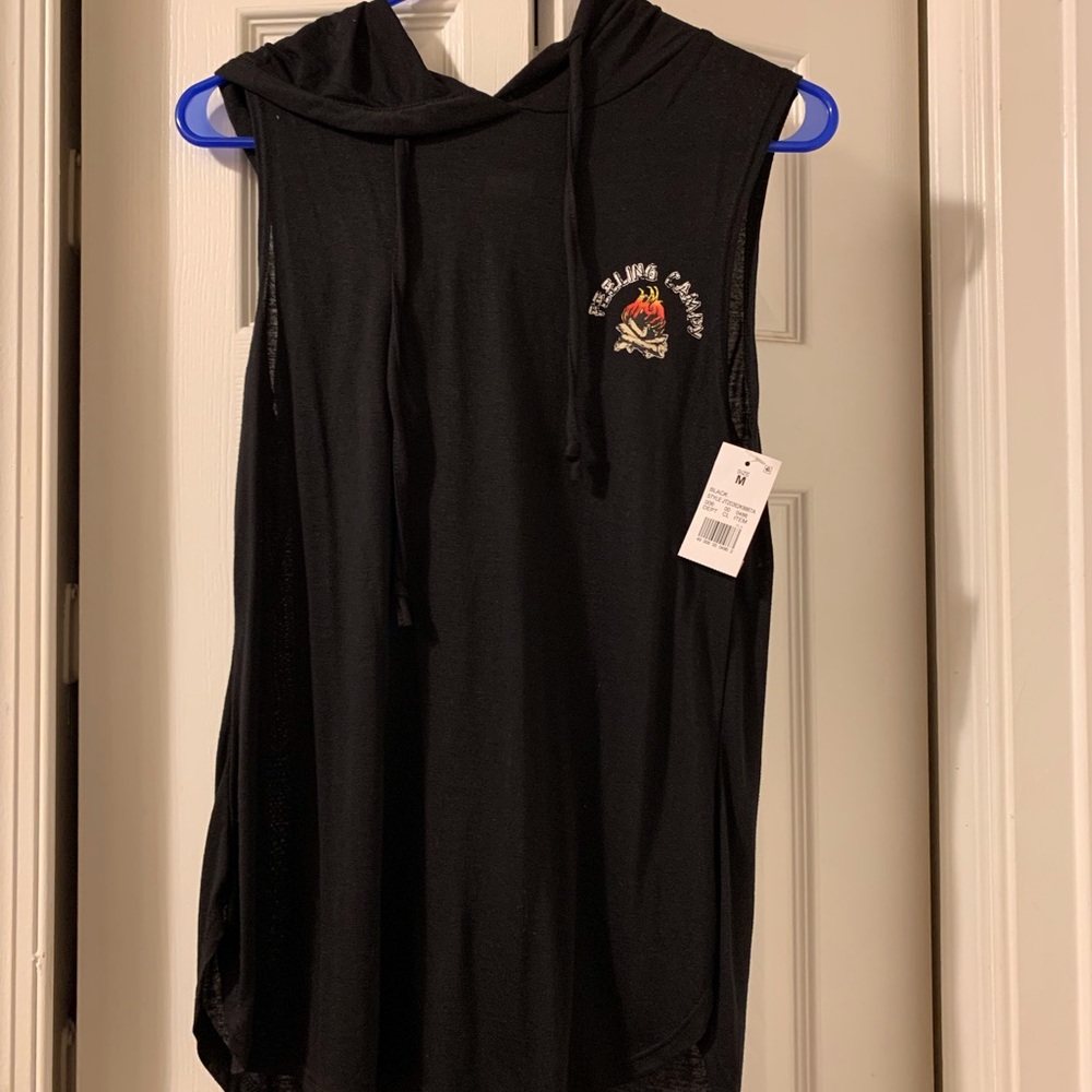 Sleeveless hooded shirt